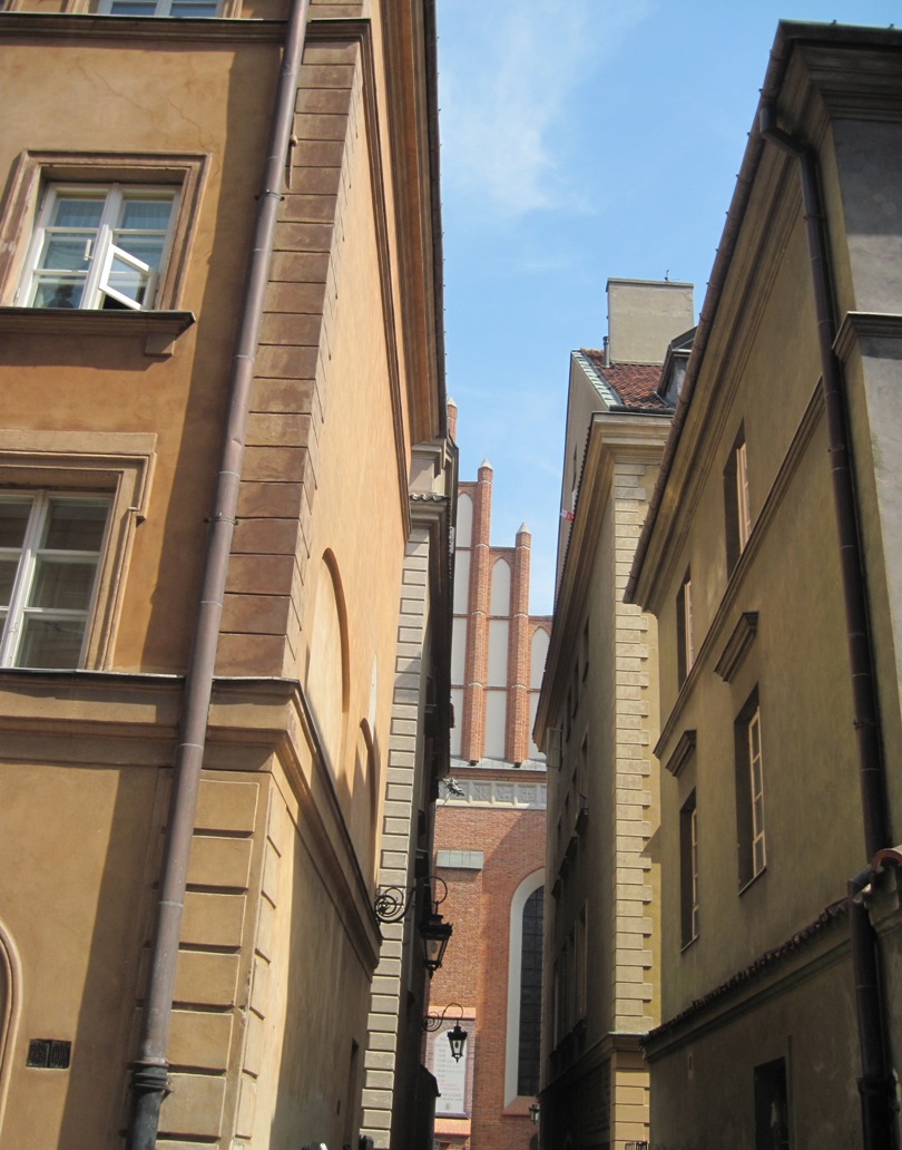 46-Varsavia- Una piccola stradina-in fondo la Cattedrale di San Giovanni Battista